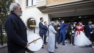 Ekmeğini 50 yıldır insanların en mutlu günlerinde davul çalarak çıkarıyor