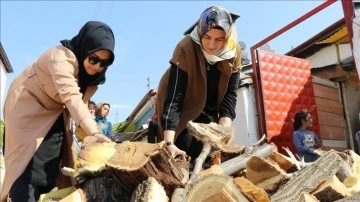 Elazığlı kadınlar ihtiyaç sahibi ailelerin yakacak ihtiyacını karşılıyor