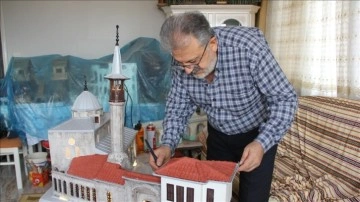 Emekli berber Habib-i Neccar Camisi'nin ahşap minyatürünü yaptı