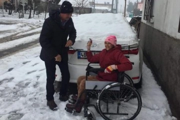 Engelli kızıyla kartopu oynayan baba yürekleri ısıttı