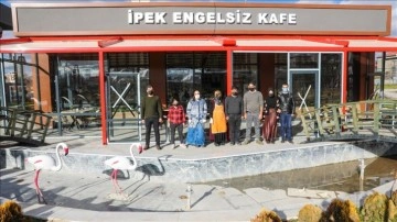 'Engelsiz Kafe' ile olumsuz algıları yıktılar