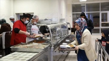 Erciş'e gelen depremzedelerden 400'ü öğrenci yurdunda misafir ediliyor