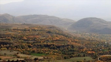 Erzincan'ın yüksek kesimlerinde sonbahar renkleri havadan görüntülendi