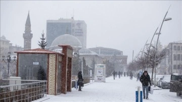 Erzurum yoğun kar yağışıyla yeniden beyaza büründü