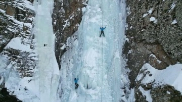 Erzurum'da sporcuların donan doğal şelalelere tırmanışı nefes kesti