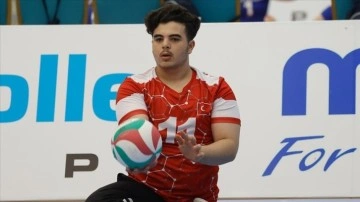 Esed rejiminin saldırısında bacağını kaybeden milli voleybolcu azmiyle takdir topluyor