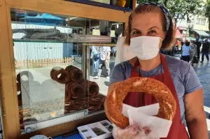 Eşinden boşandıktan sonra 5 yıldır simit satarak oğlunu okutuyor