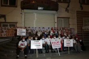 Evlat nöbeti tutan acılı aileler gece nöbetine devam ediyor