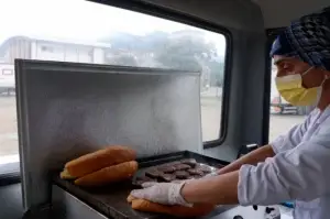 Fedakar anne hasta oğlunun tedavi masrafları için minibüste köfte satıyor