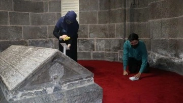 Fedakar çift, Mahperi Hunat Hatun Türbesi'nin bakımını yapıyor