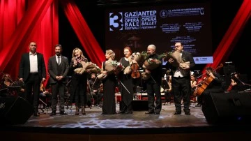 Festivalin ilk günü Akdeniz şarkıları seslendirildi