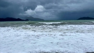 Fethiye'de fırtına 2 metreyi aşan dalgalar oluşturdu