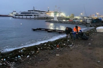 Fırtınanın ardından deniz kenarı çöplüğe döndü