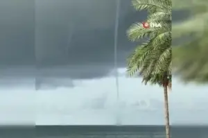 Florida kıyılarında çıkan su hortumları kamerada