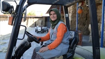 Forklift operatörü iki kadın fabrikanın 'yükü'nü taşıyor