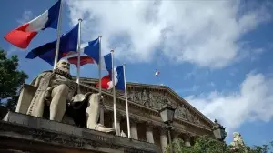 Fransa'da Müslümanları hedef alan tartışmalı yasanın onaylanması tepkilerle karşılandı