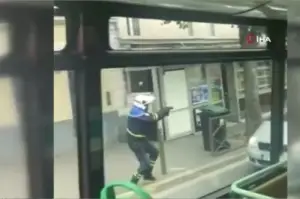 Fransa’da polis 'dur' ihtarına uymayan araca ateş açtı