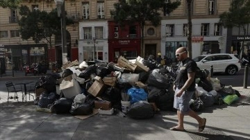 Fransa'nın Marsilya kentinde sokaklar grev nedeniyle çöp yığınlarıyla doldu