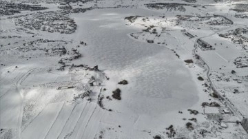 Frigya'daki Emre Gölü buzla kaplandı