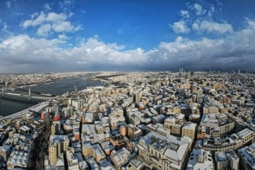 Galata Kulesi ve çevresindeki kartpostallık kar manzaraları havadan görüntülendi