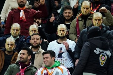 Galatasaray taraftarından yönetim ve futbolculara protesto