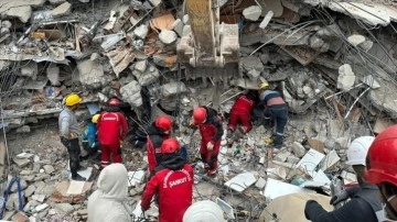 Gaziantep'te bir kişi enkazdan 105 saat sonra kurtarıldı