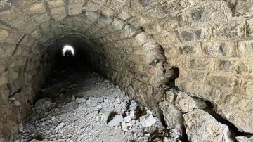 Gaziantep'te depremlerin etkisiyle taş tünelde yarıklar oluştu