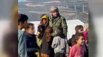 Gaziantep'te depremzede çocuklar askerleri sevinçle karşıladı