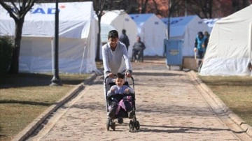 Gaziantep'te depremzedeler çadır kentte yaşamlarını sürdürüyor