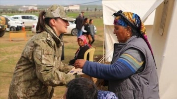 Gaziantep'te kadın subay ve astsubaylar depremzede kadınların günlerini kutladı