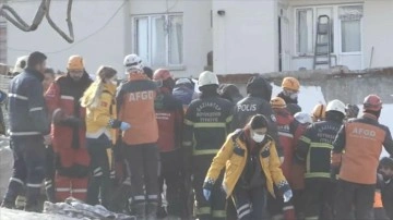 Gaziantep'te yıkılan binanın enkazından 34 saat sonra bir kadın yaralı kurtarıldı