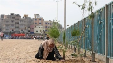 Gazze'de İsrail saldırılarında öldürülen çocuklar için ağaç dikme kampanyası