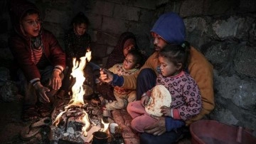 Gazzeli aile kışın soğuğundan ateş yakarak korunmaya çalışıyor