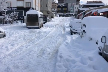 Gece birlerce kişi mahsur kaldı, gündüz ise vatandaşlar işe yürüyerek gitti