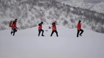 Geçit vermeyen yolları aşıp mahsur kalan hastalara umut oldular