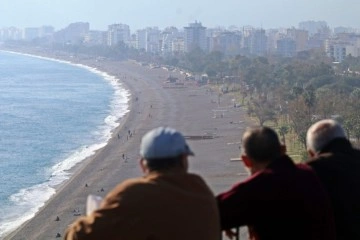 Gök gürültülü sağanak beklenen Antalya’da, güneşli havayı gören soluğu sahilde aldı