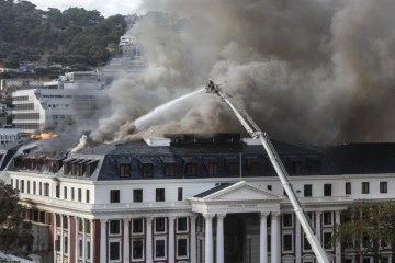 Güney Afrika parlamentosundaki yangının şüphelisine "terör" suçlaması