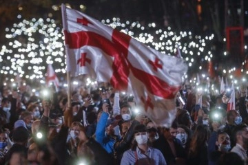 Gürcistan’da eski Cumhurbaşkanı Saakaşvili için binlerce kişi sokağa indi