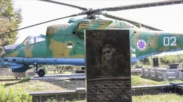 Gürcistan'da pilotun mezarında 28 yıldır duran savaş helikopteri görenleri şaşırtıyor