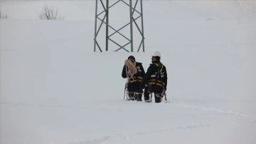 Hakkari'de ekipler hediklerle karlı yolları aşıp elektrik arızalarını gideriyor