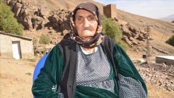 Hakkari'de iki doz aşı yaptıran 117 yaşındaki kadın Kovid-19'u hafif atlattı