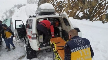 Hakkari'de rahatsızlanan kişi ekiplerce zorlu koşullarda hastaneye ulaştırıldı