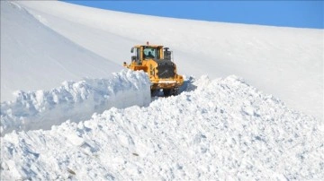 Hakkari'de üs bölgelerinin ulaşımını sağlayan yolda metrelerce karla mücadele