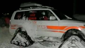 Hakkari'de yolu karla kapanan bölgedeki hasta, paletli ambulansla hastaneye ulaştırıldı
