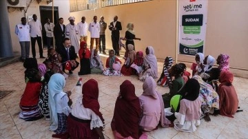 Hartum Büyükelçisi Neziroğlu, Sudanlı yetimlerle 'mendil kapmaca' oynadı