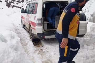 Hasta almaya giden ambulansa kar engeli: 8 saat sonra hastaya ulaşıldı