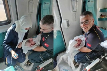 Hastane yolunda doğum sancıları başlayan anne, ambulansta doğum yaptı