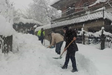 Hastayı ambulansa yetiştirmek için kazma küreklerle yol açtılar