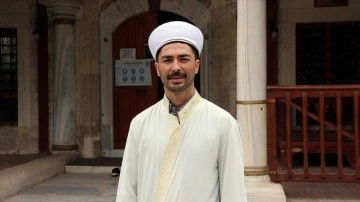'Hayatının merkezindeki' camide imamlık yapmanın mutluluğunu yaşıyor