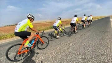 Hayırseverlerin yardımlarını çocuklara 1200 kilometre pedal çevirerek dağıttılar